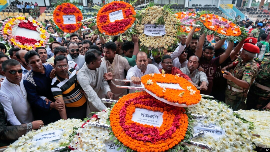 Bangladeshda terror xuruji qurbonlari xotirlanmoqda, Dakka, 4-iyul, 2016-yil.
