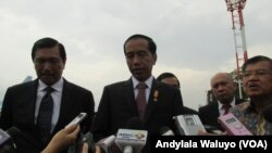 Presiden Joko Widodo di Bandara Halim Perdanakusuma memberikan keterangan sesaat sebelum bertolak ke Paris, Perancis untuk menghadiri KTT Perubahan Iklim. (VOA/Andylala)