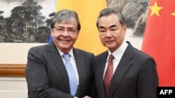 El Ministro de Relaciones Exteriores de Colombia Carlos Holmes Trujillo (I) visitó al Ministro de Relaciones Exteriores de China, Wang Yi, a finales de 2018.