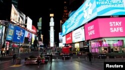 Suasana di Times Square, Manhattan, New York yang biasanya ramai dipenuhi pengunjung kini tampak sepi saat pandemi Covid-19. 