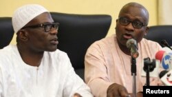 Pejabat Lagos, Lateef Aderemi Ibirogba (kiri) dan dr. Jide Idris dalam konferensi pers mengkonfirmasi tentang penderita Ebola pertama yang meninggal di Nigeria (25/7/2014). 