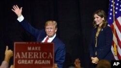 El presidente Donald Trump habla durante un evento de recaudación de fondos para la republicana Kristi Noem en Sioux Fall, Dakota del Sur 