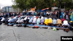 Anti-vladini demonstranti mole se u parku Gezi u Istanbulu