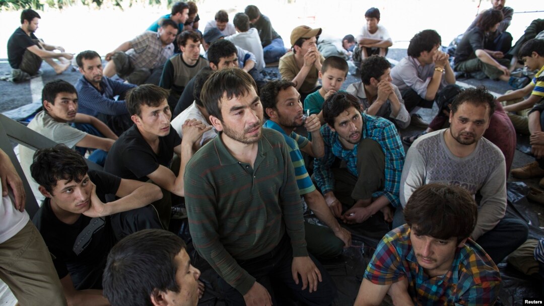 Kaum Muslim Uighurs dari wilayah Xinjiang yang bergolak di China berkumpul di tempat penampungan di kantor imigrasi dekat perbatasan Thailand-Malaysia di Hat Yai, Songkla, 14 Maret 2014.