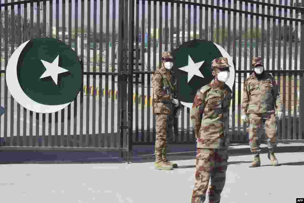 پاکستان ایران سرحدی راہداری تفتان سے لوگوں کی آمدو رفت پر پابندی لگا دی گئی ہے جب کہ سیکورٹی انتظامات سخت کر دیے گئے ہیں۔&nbsp;