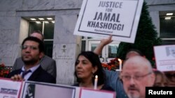 Komite Perlindungan Jurnalis dan aktivis kebebasan pers lainnya mengadakan nyala lilin di depan Kedutaan Besar Saudi untuk menandai peringatan pembunuhan jurnalis Jamal Khashoggi. (Foto: Reuters)