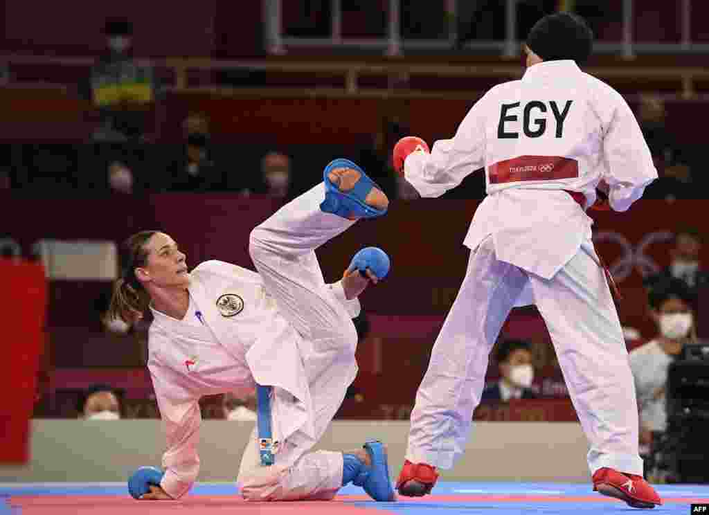Austria's Bettina Plank (L) competes against Egypt's Radwa Sayed in the women's kumite -55kg elimination round of the karate competition during the Tokyo 2020 Olympic Games at the Nippon Budokan in Tokyo on August 5, 2021. (Photo by Alexander NEMENOV / AFP)