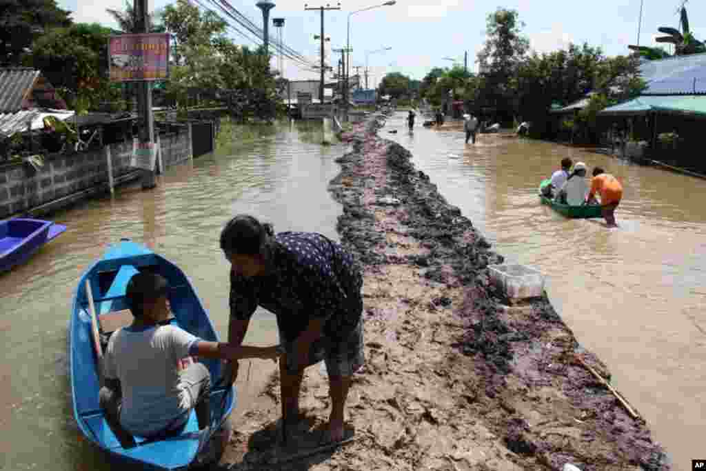 A retaining Wall becomes a walkway after floods hit an Ayutthaya neighborhood, October 6, 2011. (VOA - D. Schearf)
