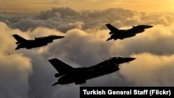 Turski borbeni avioni F-16 u rutinskoj patroli (arhiva)