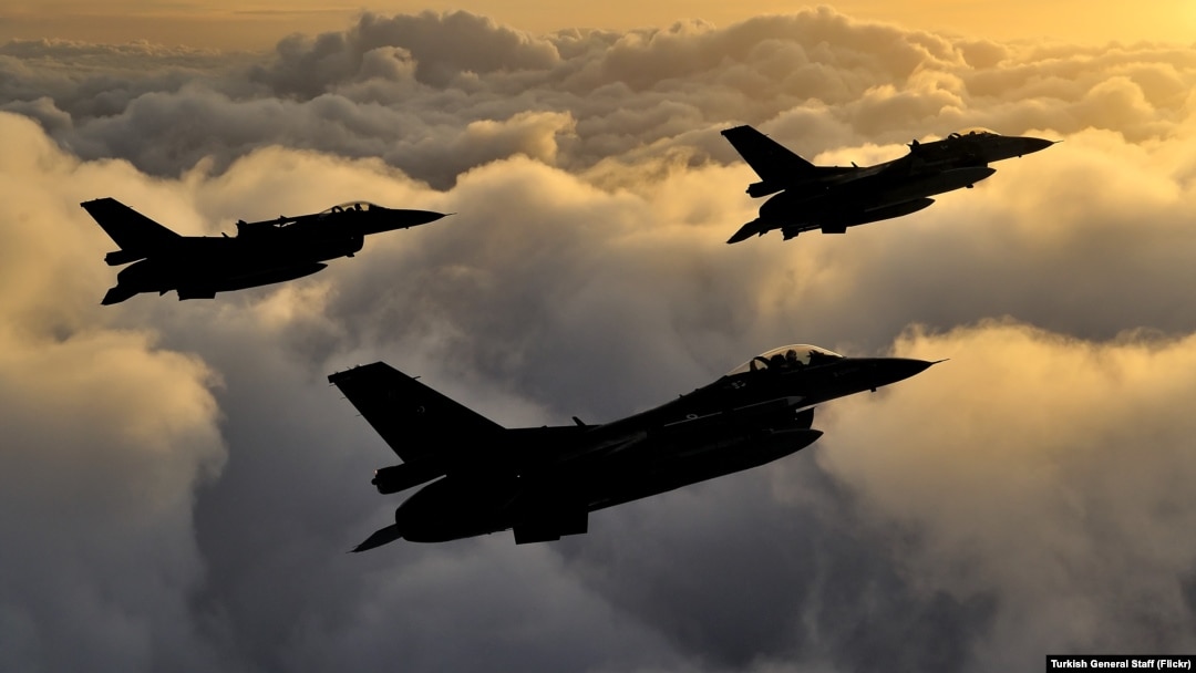 Tiga pesawat tempur F-16 Turki melakukan patroli udara di dekat perbatasan Suriah (foto: dok). Turki minggu lalu bergabung dalam operasi militer koalisi untuk melawan ISIS di Suriah utara.