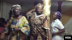 The women’s church group rehearse a traditional song and dance, Freetown, Sierra Leone, August 22, 2016. (N. deVries/VOA)