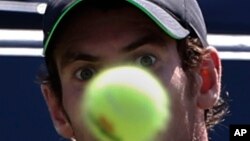 Andy Murray se concentra en la pelota, en el juego que ganara a Robin Haase, en el primer día del Abierto de Tenis de Estados Unidos.