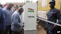 Nana Akufo-Addo, candidat à l'élection présidentielle de l'opposition du Nouveau parti patriotique, en train de voter lors des élections présidentielles et parlementaires à Kibi, dans l'est du Ghana, 7 décembre 2016. 