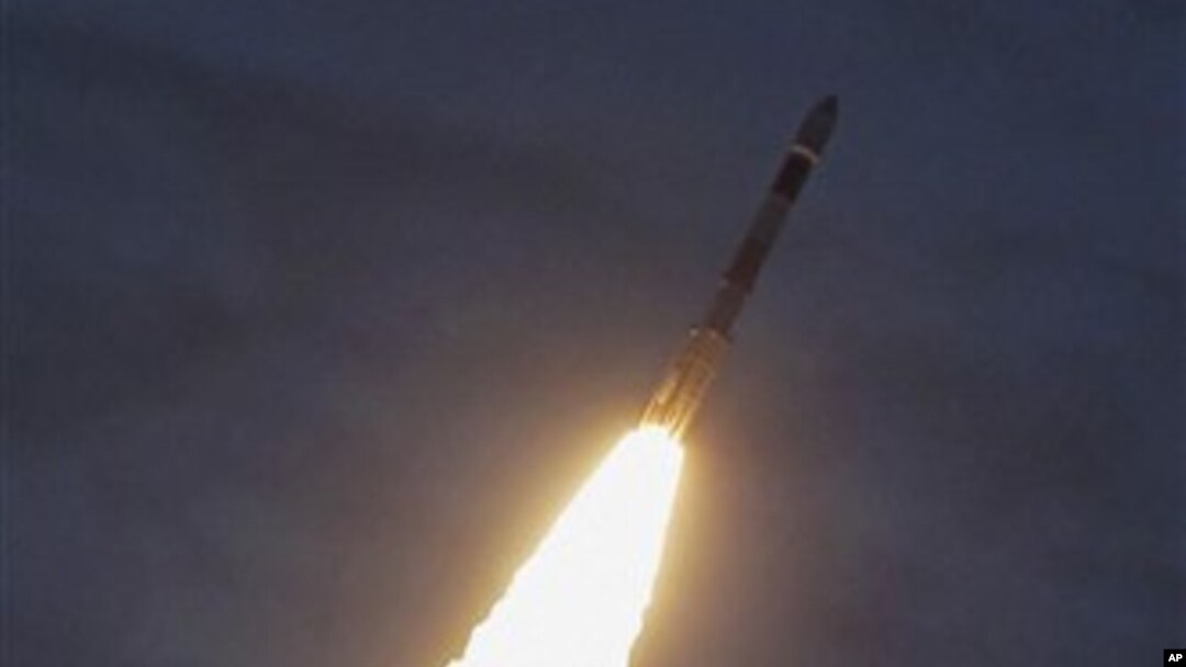 Satelit India PSLV C-19 lepas landas dari Landasan Satish Dhawan di Sriharikota, India (26/4)
