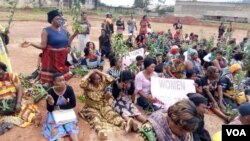 Women listen to a speaker at a protest against an ongoing conflict between government forces and armed separatists, in Bamenda, Cameroon, Sept. 7, 2018. Candidates for the upcoming presidential election have largely avoided traveling to the restive English-speaking regions where armed separatists have vowed the vote will not take place. (M. E. Kindzeka/VOA)