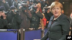 ผู้นำยุโรปประชุมเป็นเวลา 2 วันเพื่อหารือเรื่องสนธิสัญญา EU ฉบับใหม่ซึ่งเยอรมนีและฝรั่งเศสเสนอให้มีการควบคุมค่าใช้จ่ายจากส่วนกลาง