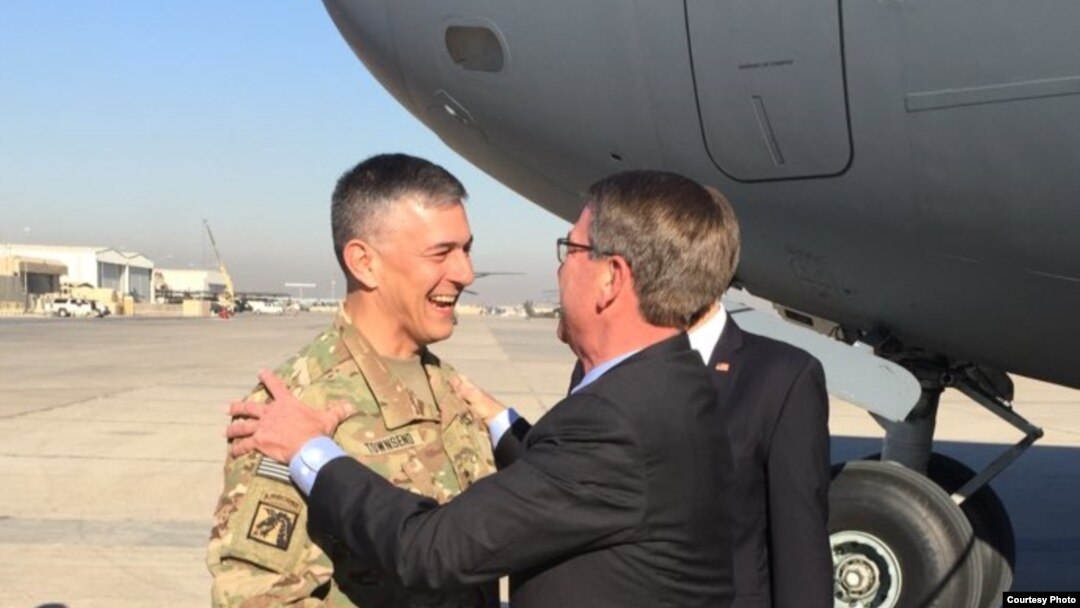 له دې وړاندې دخالي په ورځ بحرين کې کارټر اعلان کړى و چې امريکا به دوه سوه نور پوځيان شام ته ليږي کوم چې به دداعش په ضد جنګيدونکو سيمه ييزو جنګيالو ته تربيه او صلاح مشوره ورکوي.