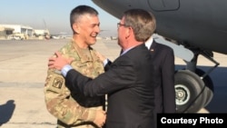 Menhan AS Ash Carter tiba di Baghdad, Irak, 11 Desember 2016.