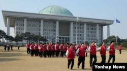 한국 여당인 새누리당 최고위원들이 28일 국회 의원회관에서 열린 제20대 총선 공천자대회를 마친 뒤 '뛰어라. 국회야, 잠자는 국회에서 일하는 국회로'를 컨셉으로 한 홍보영상 촬영을 하고 있다. 