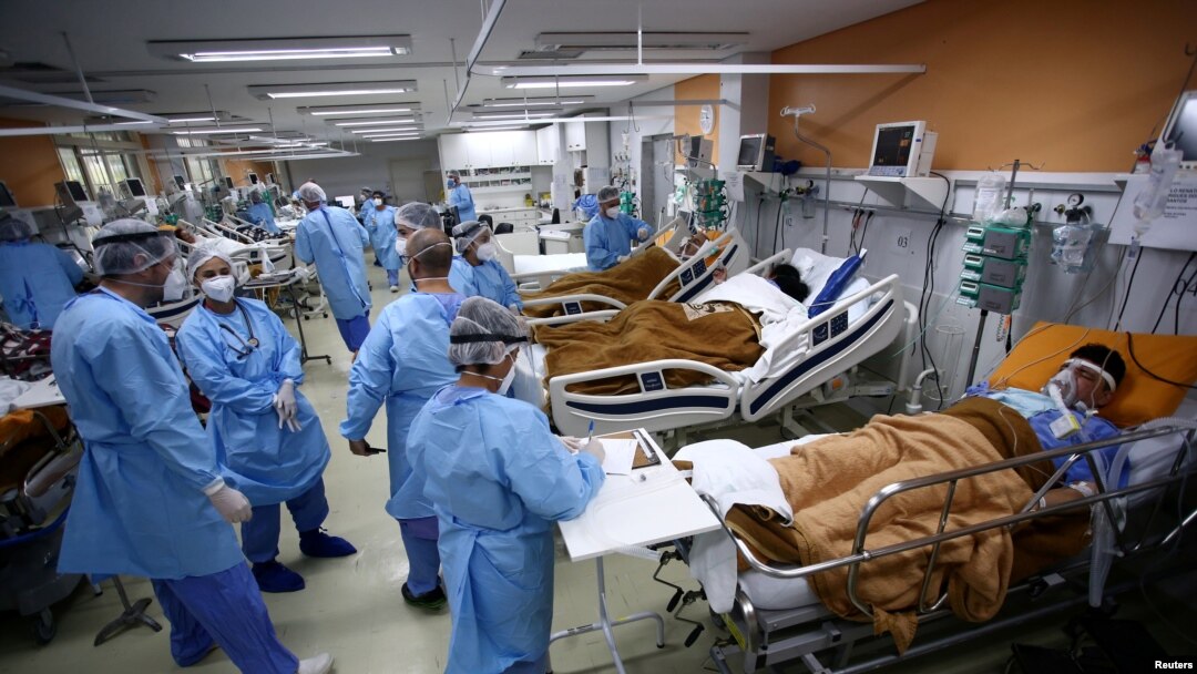 Petugas medis merawat pasien di ruang gawat darurat rumah sakit Nossa Senhora da Conceicao yang penuh sesak karena wabah COVID-19, di Porto Alegre, Brazil, 11 Maret 2021. (Foto: REUTERS/Diego Vara)