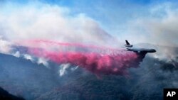 Ndege zatumika kuzima moto katika misitu karibu na barabara y Malibu Canyon Malibu, Califo. Nov. 11, 2018. 