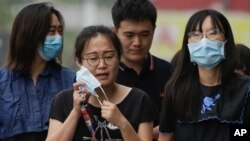 베이징에서 22일 신종 코로나바이러스 감염 방지를 위해 여성들이 마스크를 착용하고 있다. 