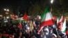2024年4月14日，伊朗對以色列發動無人機和飛彈攻擊後，示威者聚集在英國駐德黑蘭大使館前，揮舞伊朗國旗和巴勒斯坦國國旗。