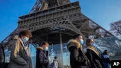 Para turis mengunjungi Menara Eiffel di Paris di tengah perebakan varian Omicron di Eropa (foto: dok). 