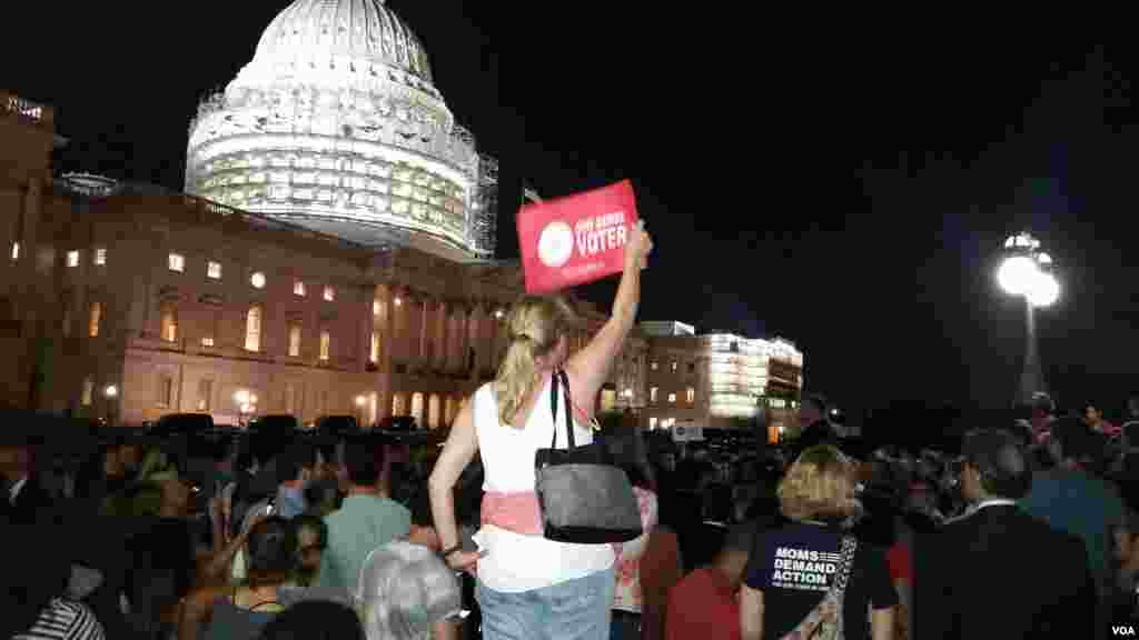 Para demonstran berkumpul di luar Gedung Capitol, memberi dukungan bagi para anggota Partai Demokrat yang melakukan aksi duduk (22/6). (VOA/R. Green)