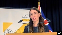 La primera ministra de Nueva Zelanda, Jacinda Ardern, habla con los medios en Wellington, Nueva Zelanda, el 15 de febrero de 2021.