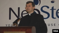 En Nueva York, en mayo de 2010, el reverendo Tomasz Trafny anunció el primer convenio de colaboración entre el Vaticano y una empresa comercial.