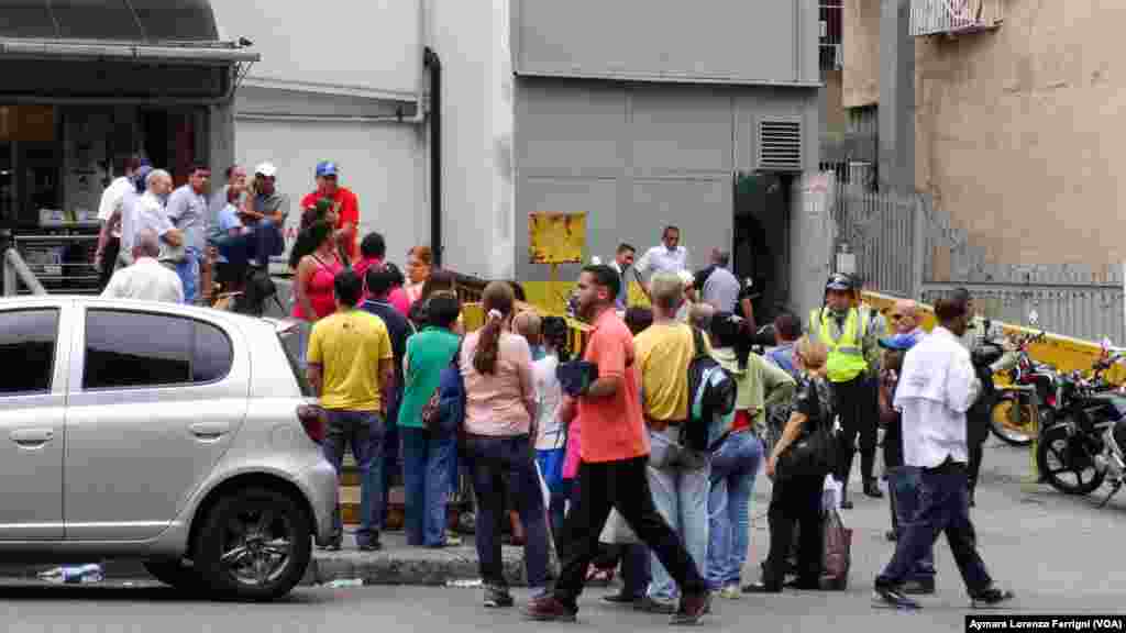 Policías vigilan las colas para evitar alteración del orden público a causa de la escasez.