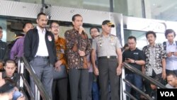 Capres Joko Widodo didampingi ketua KPK Abraham Samad setelah melakukan verifikasi kekayaan di KPK (26/6). (VOA/Andylala Waluyo)