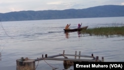 Des pêcheurs sur le lac Tanganyika, en partance pour la presqu’ile d’Ubwari, dans le Sud-Kivu, 20 mars 2017. (Ernest Muhero)