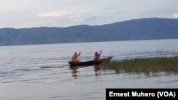 Des pêcheurs sur le lac Tanganyika, en partance pour la presqu’ile d’Ubwari, dans le Sud-Kivu, 20 mars 2017. (Ernest Muhero)