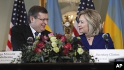 Ukrainian Foreign Minister Kostyantyn Gryshchenko and U.S. Secretary of State Hillary Rodham Clinton