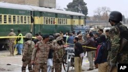 Petugas polisi Pakistan dan tentara paramiliter di lokasi kejadian penembakan di Quetta, Pakistan, Rabu, 14 Februari 2018. 