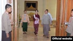 Presiden Myanmar Thein Sein (kiri) dan pemimpin demokrasi Myanmar Aung San Suu Kyi di rumah kediaman Presiden di Naypyitaw, Myanmar (Foto: dok).