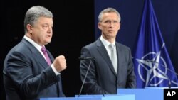 Ukraina rahbari Petro Poroshenko va NATO bosh kotibi Yens Stoltenberg Polshada NATO sammitida. 9-iyul, 2016-yil.