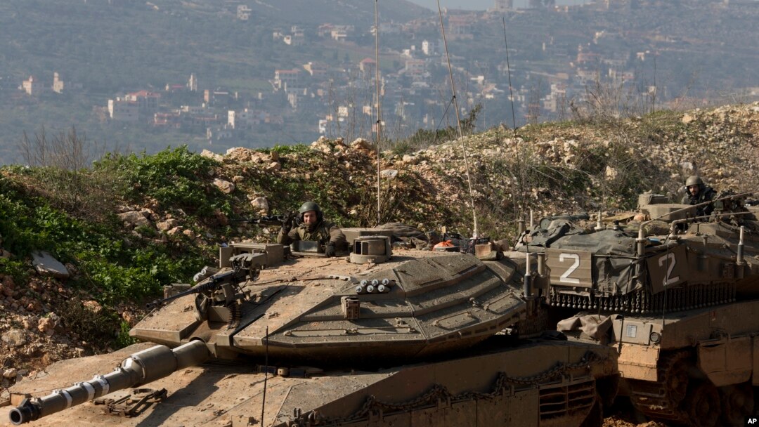 Tentara Israel tengah melakukan patroli dengan kendaraan lapis baja di dekat perbatasan Israel-Lebanon, sebelah utara Israel (Foto: dok). 