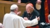 Le pape François et le cardinal Theodore McCarrick après une prière avec plus de 300 évêques américains à la cathédrale Saint-Matthieu à Washington, le 23 septembre 2015.