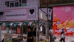 Sejumlah warga berjalan melewati pedagang di area distrik belanja yang populer di Shanghai, pada 12 Oktober 2024. (Foto: AP/Andy Wong)