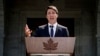 پرتاب سنگ به سمت جاستین ترودو نخست وزیر کانادا در یکی از کارزارهای انتخاباتی‌