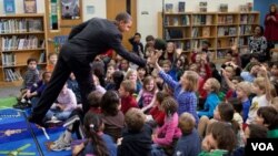 El "toque" del presidente Obama en su contacto con el público, en una escuela en Arlington Virginia, "choca los cinco" con una niña llamada Malia, igual que su hija mayor.