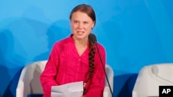 스웨덴 출신의 환경 운동가 그레타 툰베리 양이 23일 뉴욕에서 열린 '기후행동 정상회의'에서 연설하고 있다.