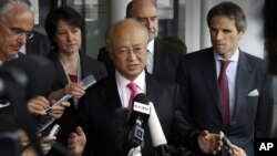 El director general del OIEA, Yukiya Amano, habla a la prensa en el aeropuerto de Viena después de visitar Irán.