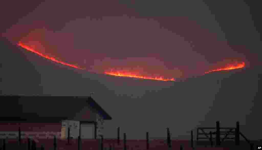 미국 콜로라도주 그랜비 근방에서 발생한 대형 산불이 산등성이를 따라 번지고 있다.