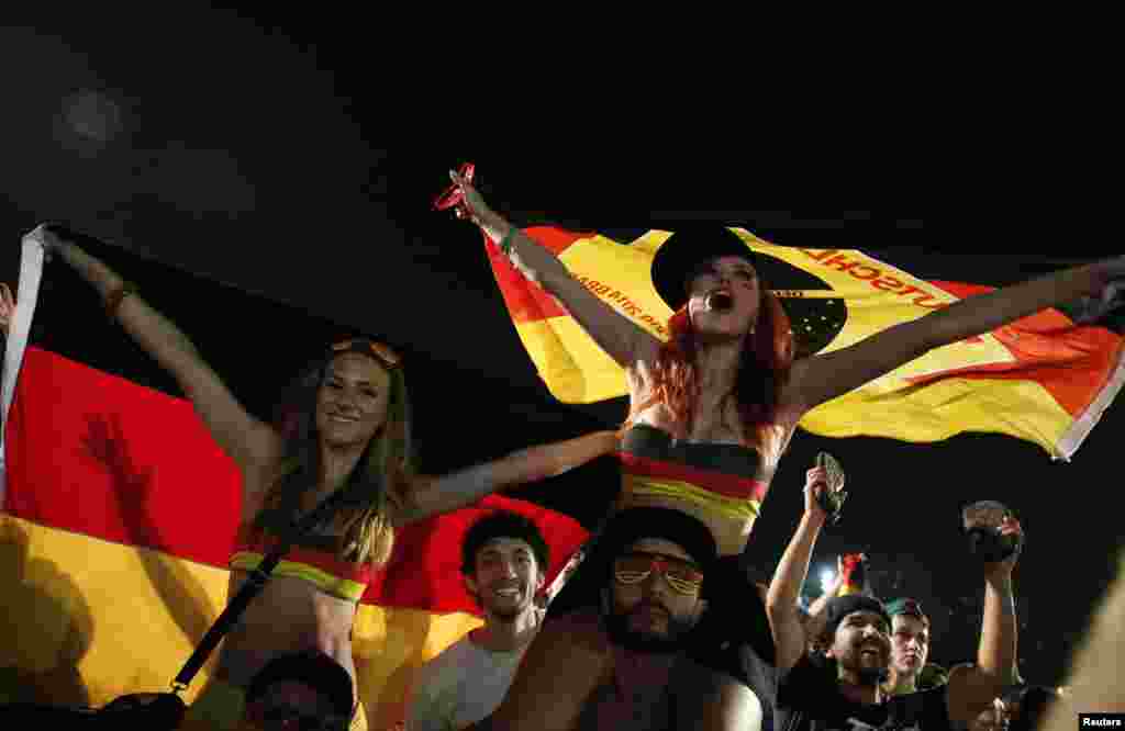 Penggemar Jerman merayakan kemenangan mereka dari pantai Copacabana di Rio de Janeiro, 30 Juni 2014.