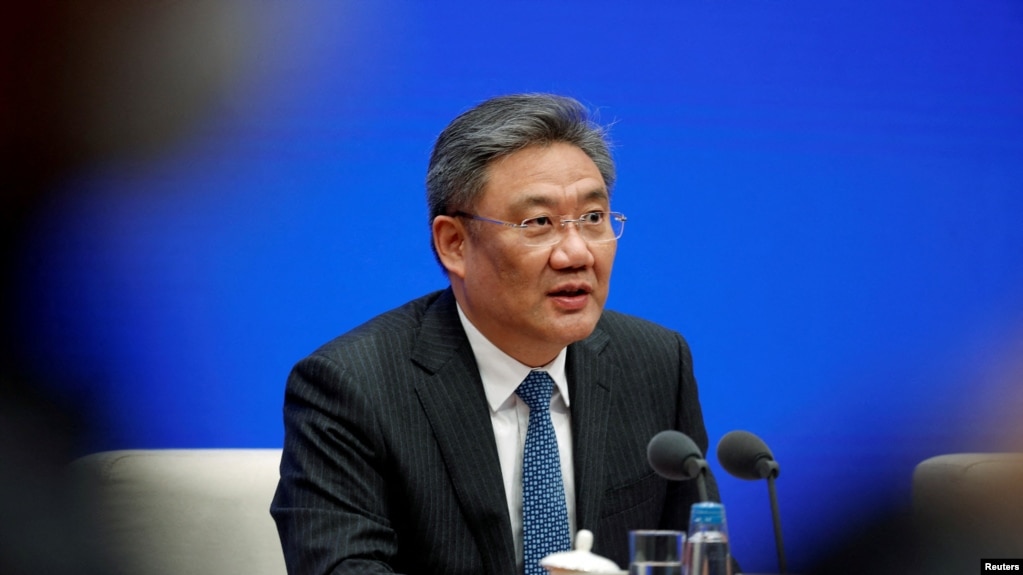 资料图片：中国商务部部长王文涛于2023年3月2日在北京的新闻发布会上发表讲话。(路透社)(photo:VOA)