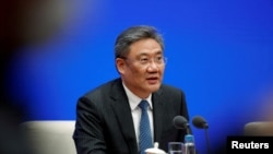 资料图片：中国商务部部长王文涛于2023年3月2日在北京的新闻发布会上发表讲话。(路透社)